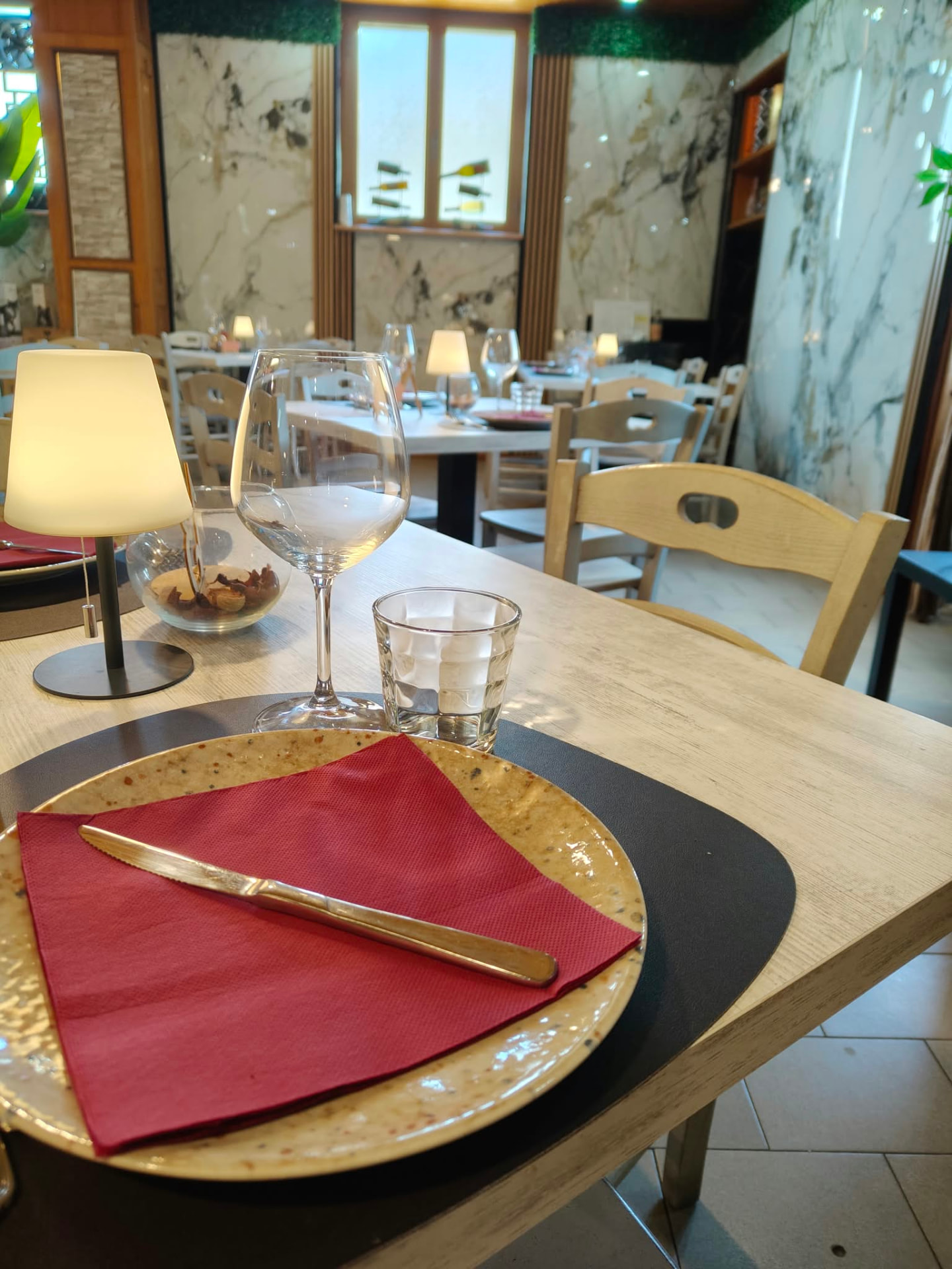 Interno rustico dell'osteria con tavoli e sedie
