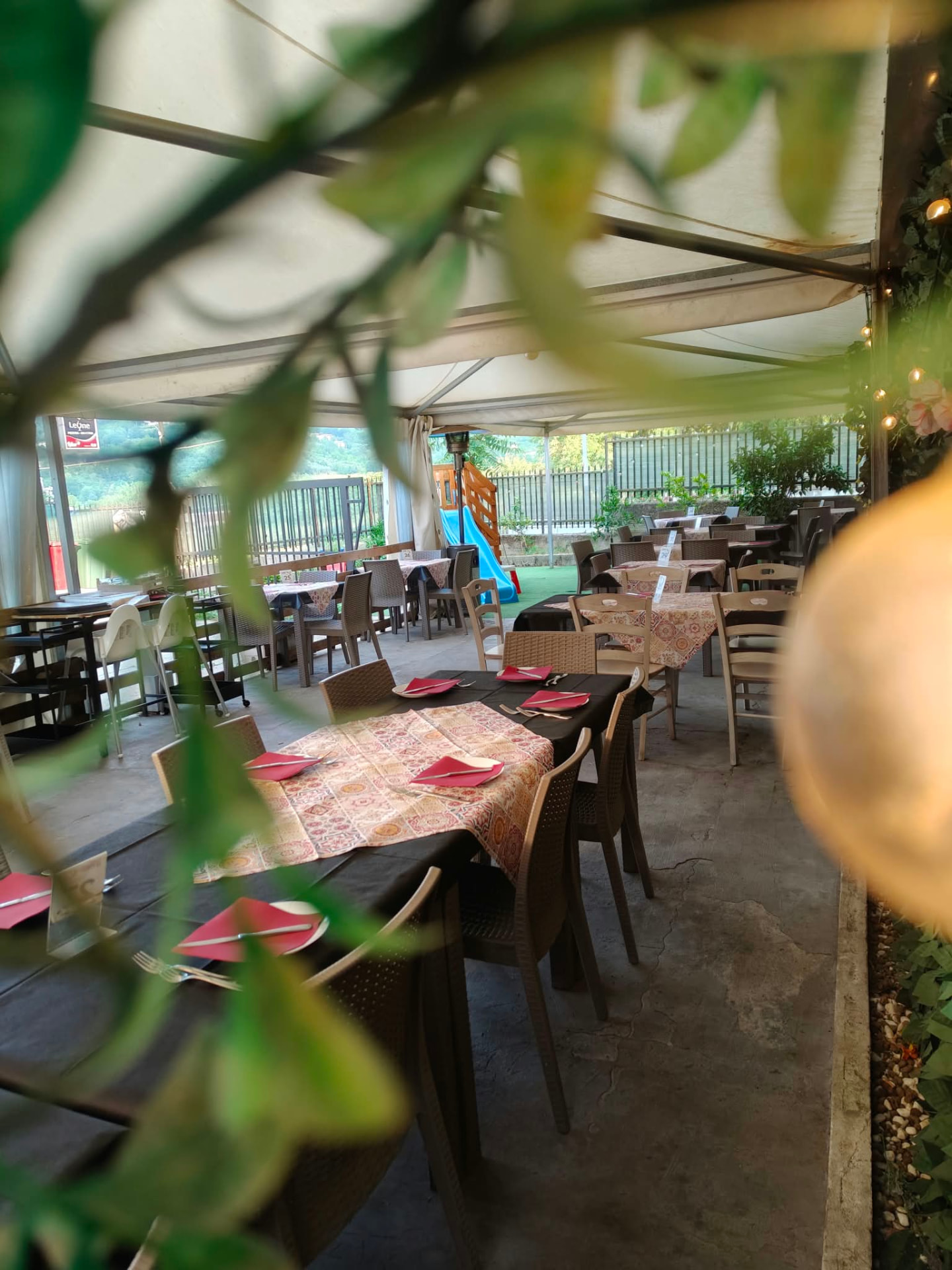 Tavoli all'aperto sotto il gazebo