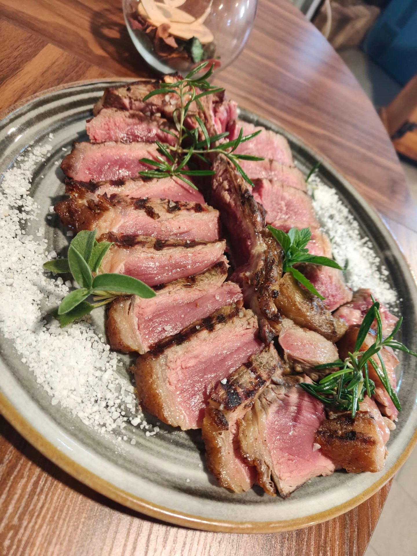 Carne alla brace con rosmarino e sale grosso