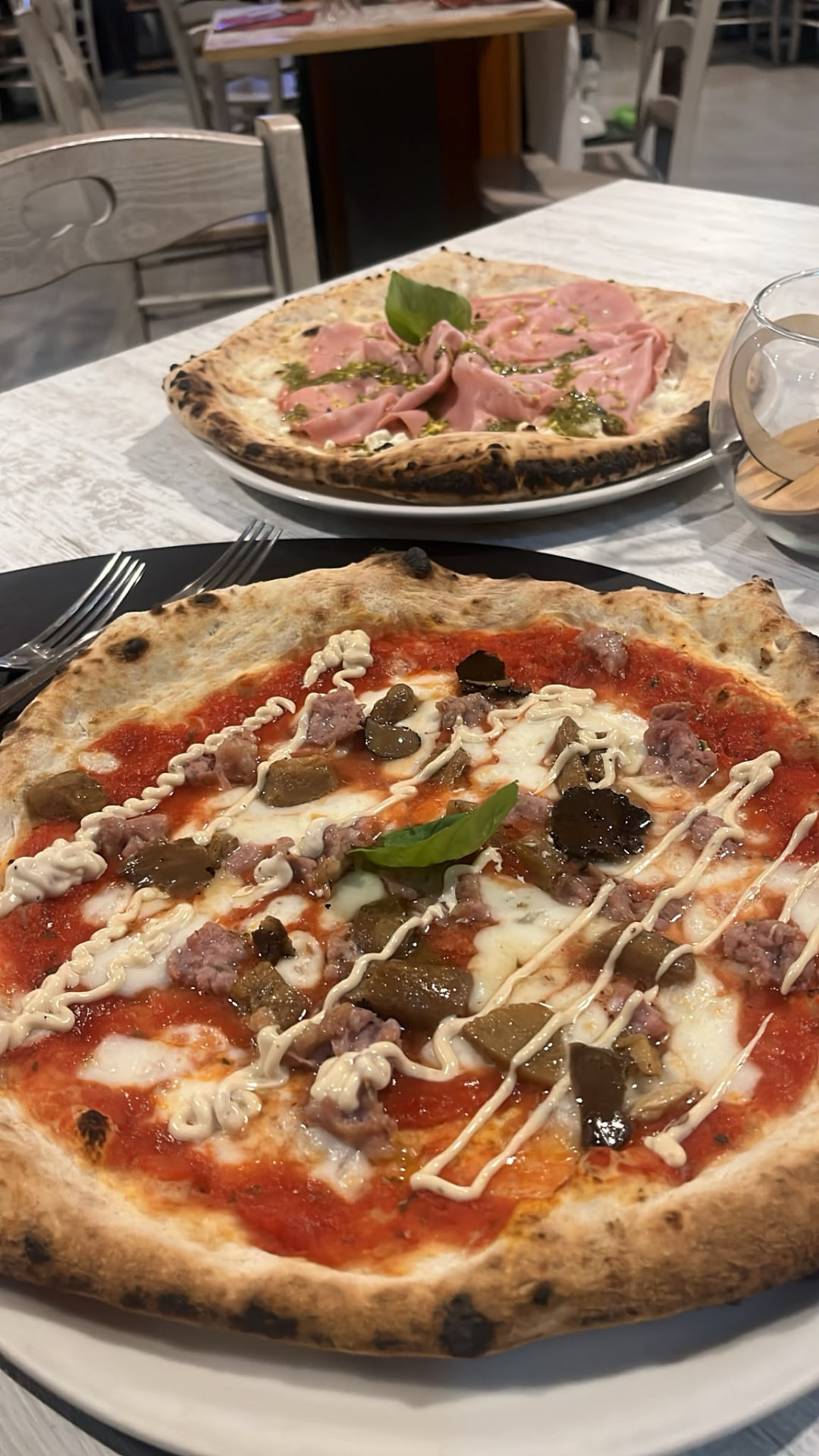 Due pizze gourmet a base di mortadella e salsiccia