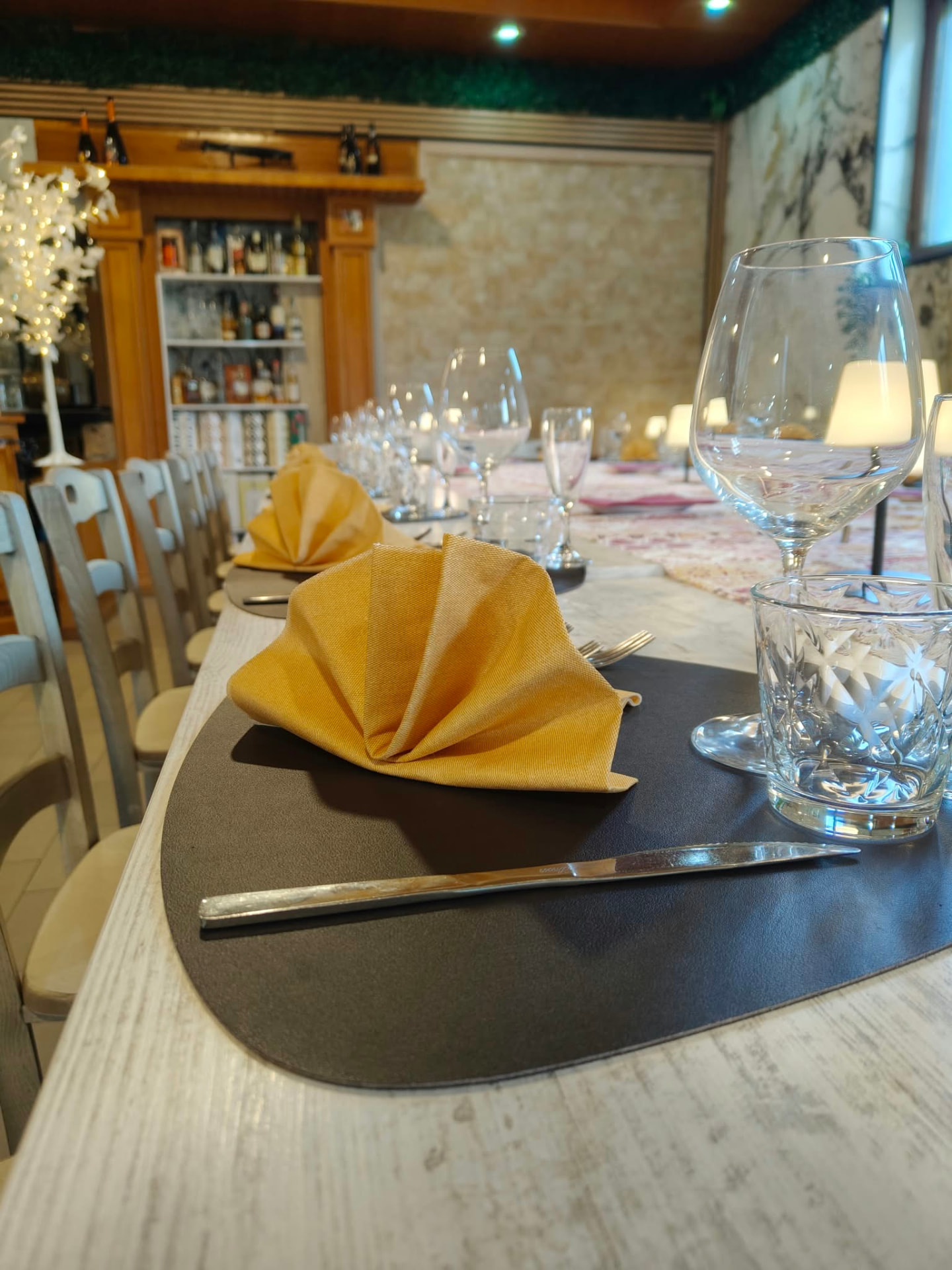 Sala accogliente dell'Osteria Leone con tavoli apparecchiati