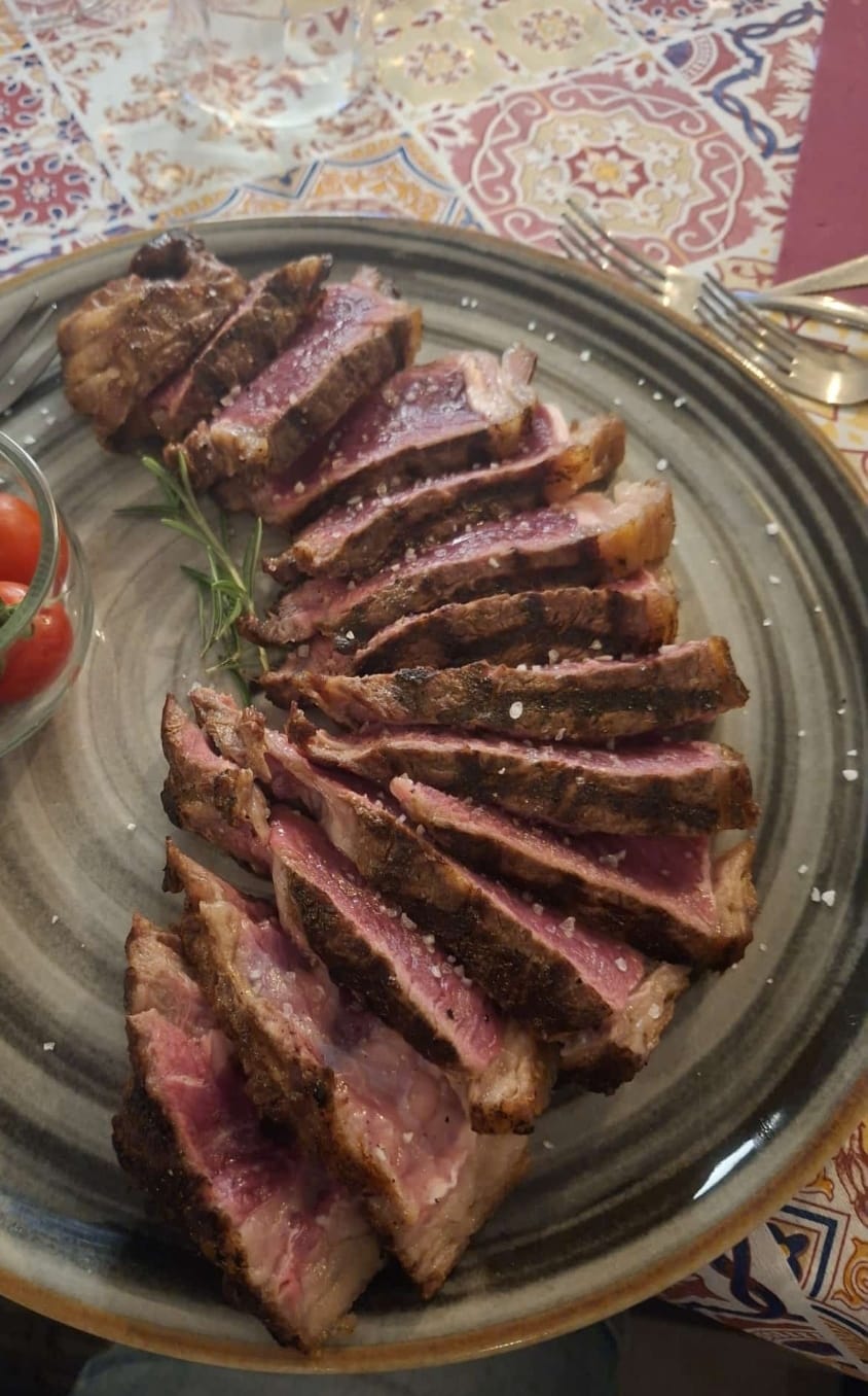 Carne alla brace con pomodorini e rosmarino