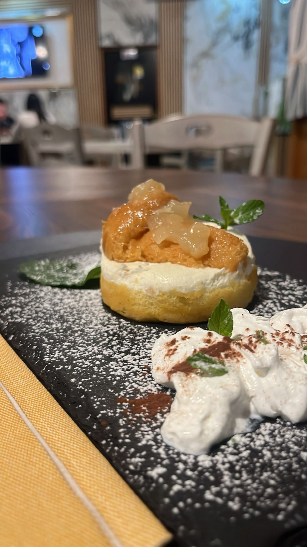 Dolce della casa con crema e frutta fresca