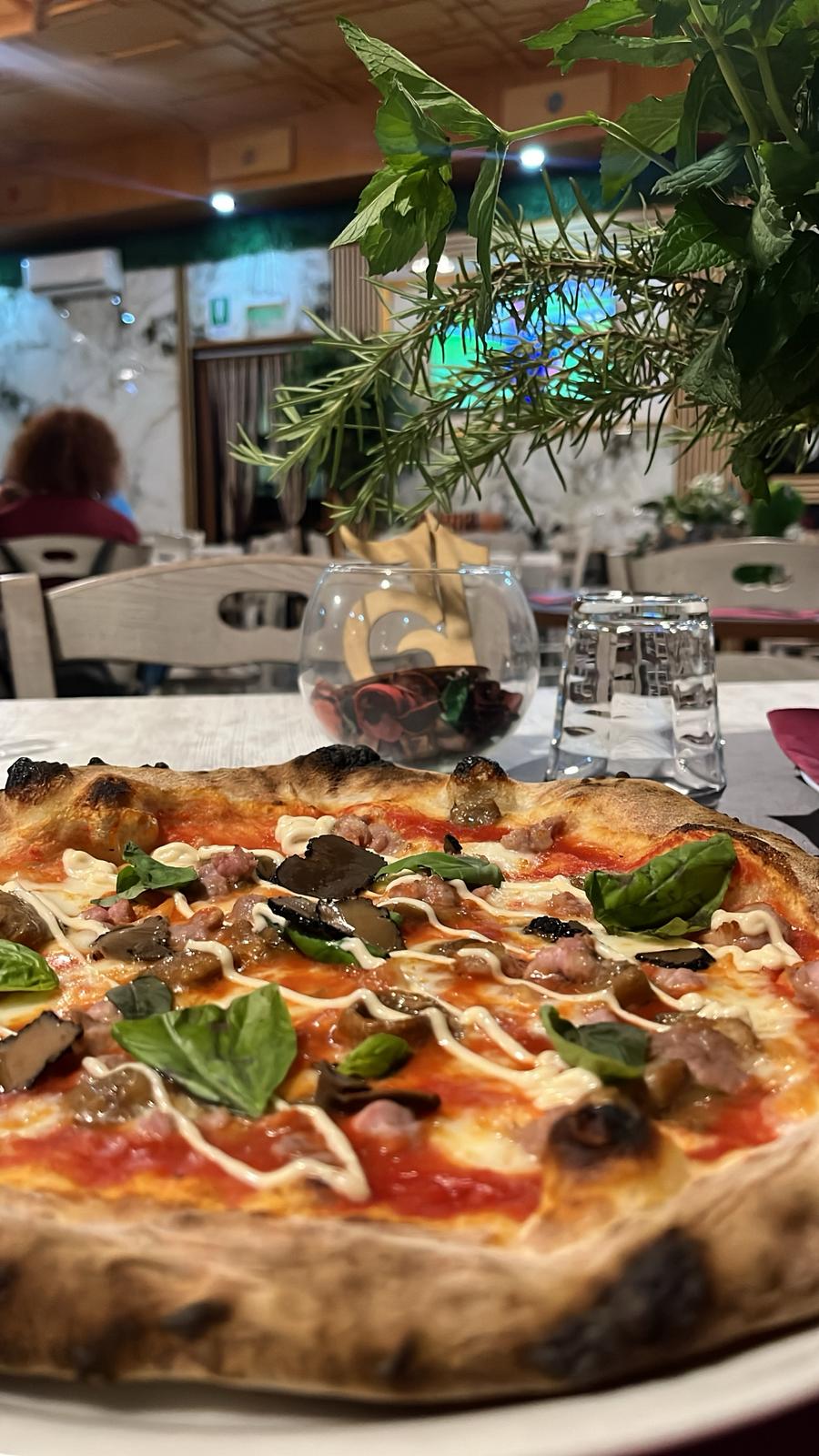 Pizza gourmet con tartufo, salsiccia e basilico