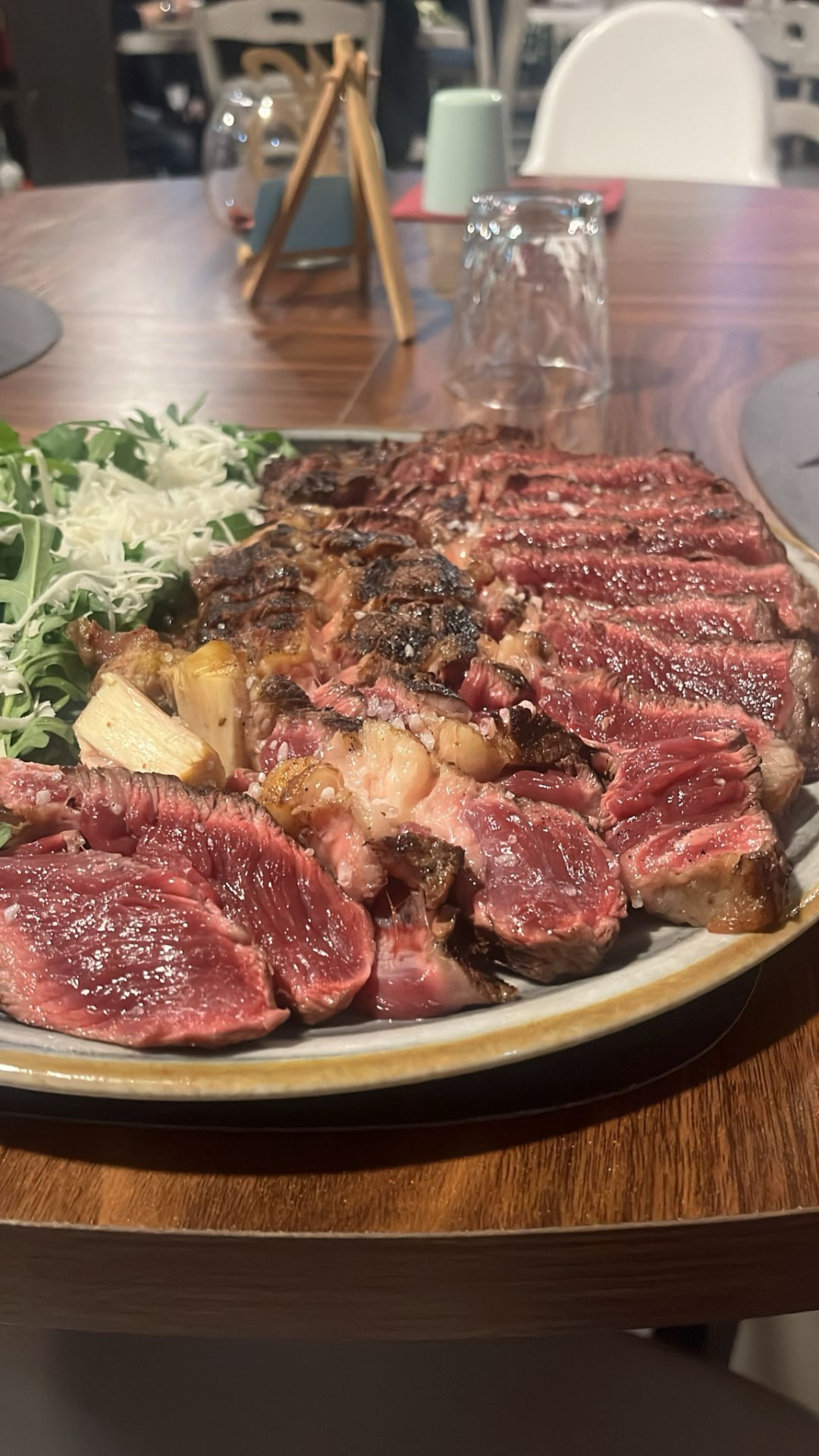 Tagliata di carne con rucola e scaglie di formaggio