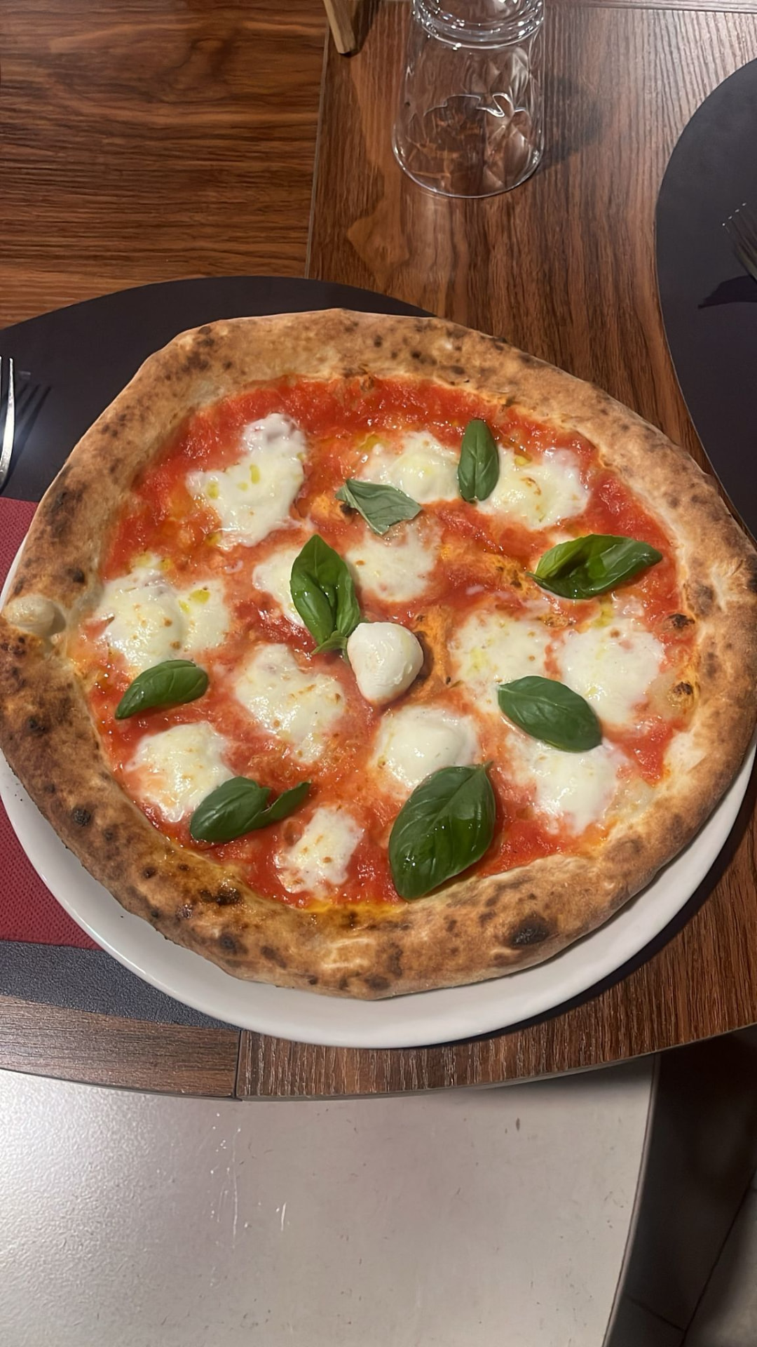 Pizza Margherita con mozzarella e basilico fresco