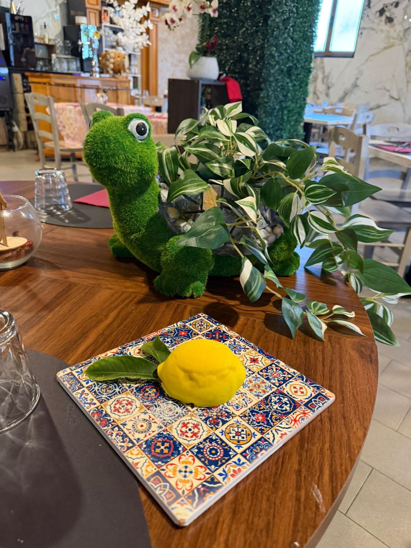 Dolce al limone servito in sala